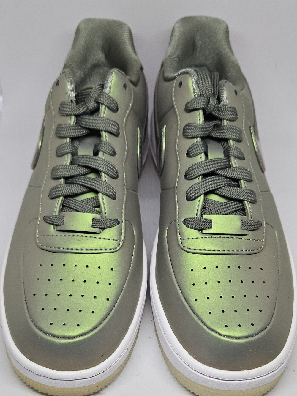 NIKE BRAND NEW/NEVER WORN!! Woman's Airforce 1 Reflective Green Low-Tops Sz. 10